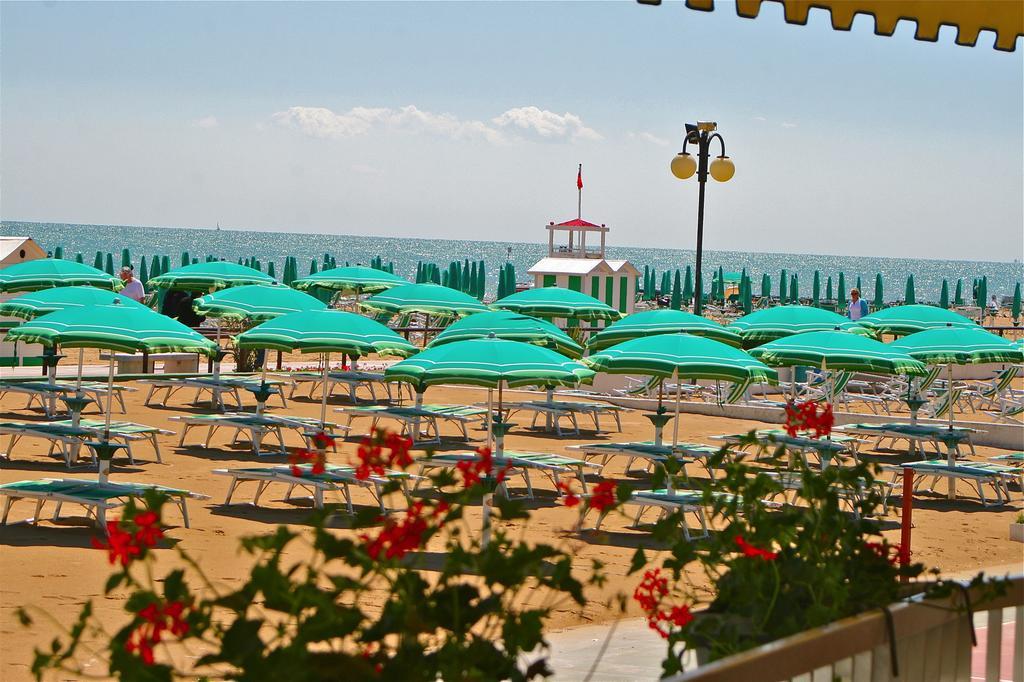 Hotel Janeiro Frontemare Lido di Jesolo Exterior foto