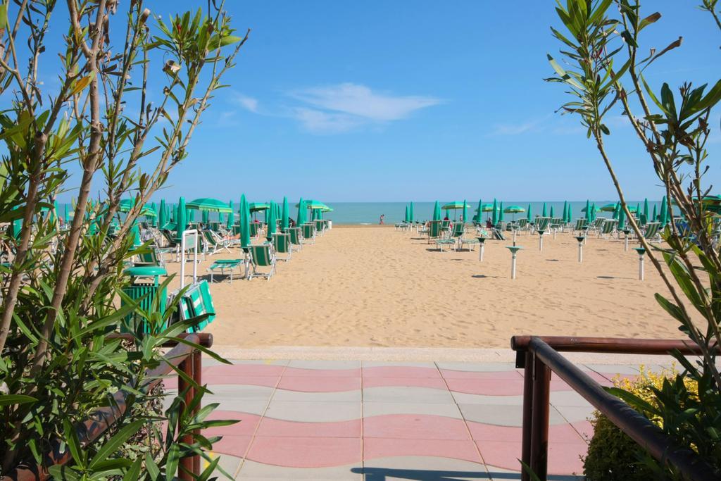Hotel Janeiro Frontemare Lido di Jesolo Exterior foto